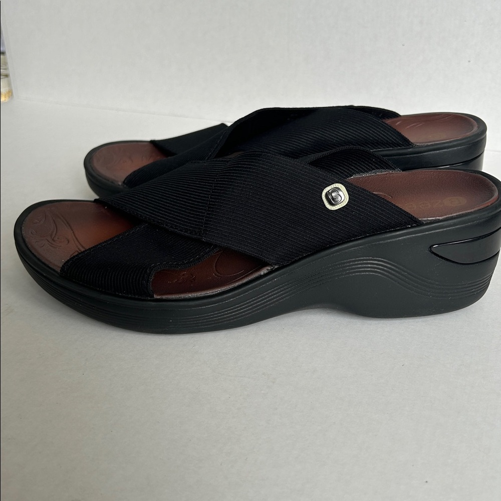 Bzees women’s  Black and Brown Sandals